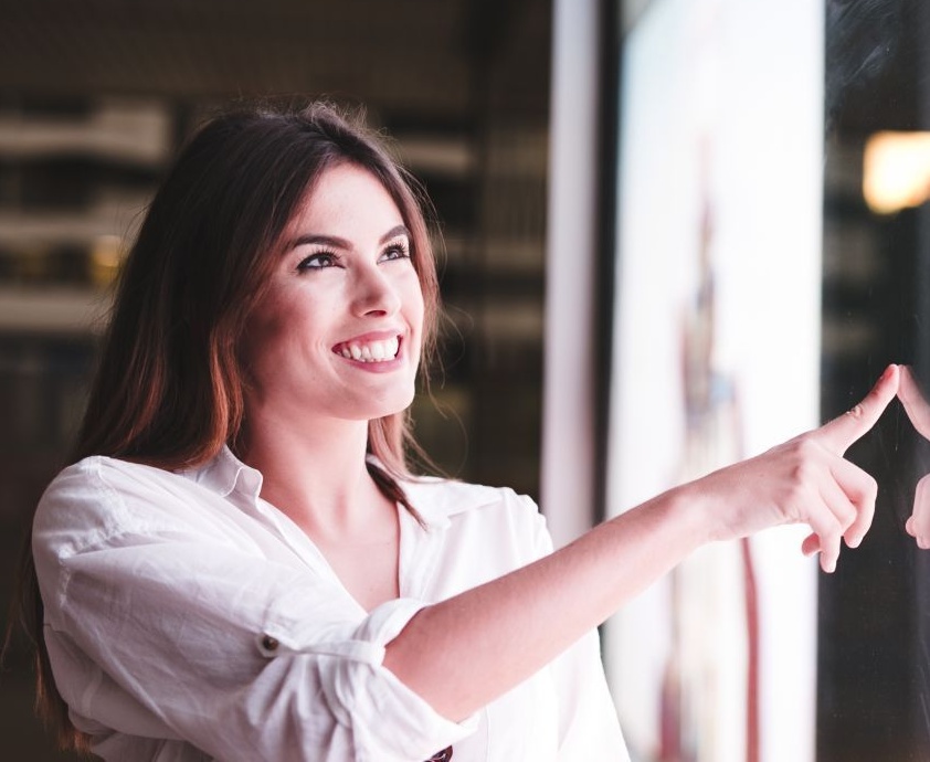 ragazza-guarda-schermo-multimediale-primopiano